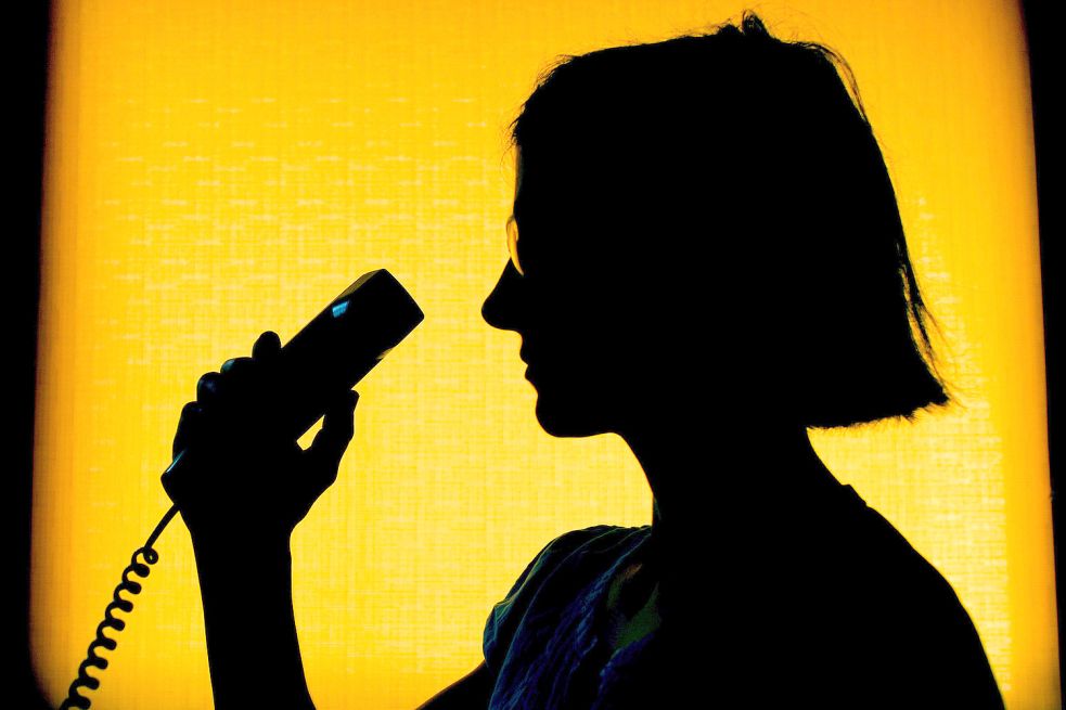 Stets anonym: Eine Mitarbeiterin der Telefonseelsorge nimmt ein Telefonat an. Foto: Pleul/dpa