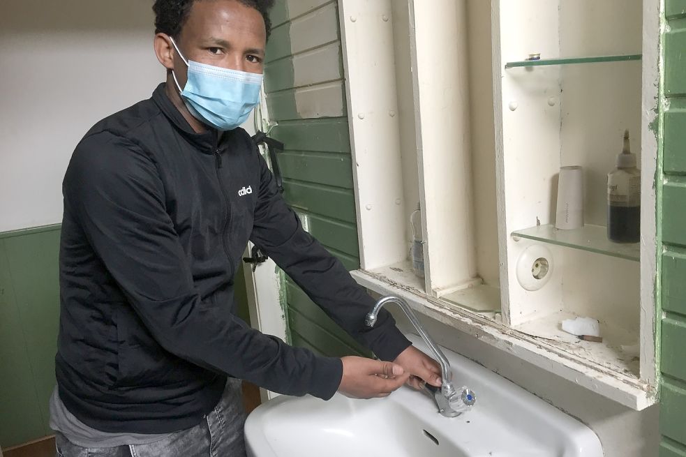 Girmay Hadish ist einer der betroffenen Mieter von Andre Engelmann und hatte dieser Zeitung schon Mitte Juni vorgeführt, dass in der Wohnung kein Wasser mehr fließt. Foto: Mielcarek/Archiv