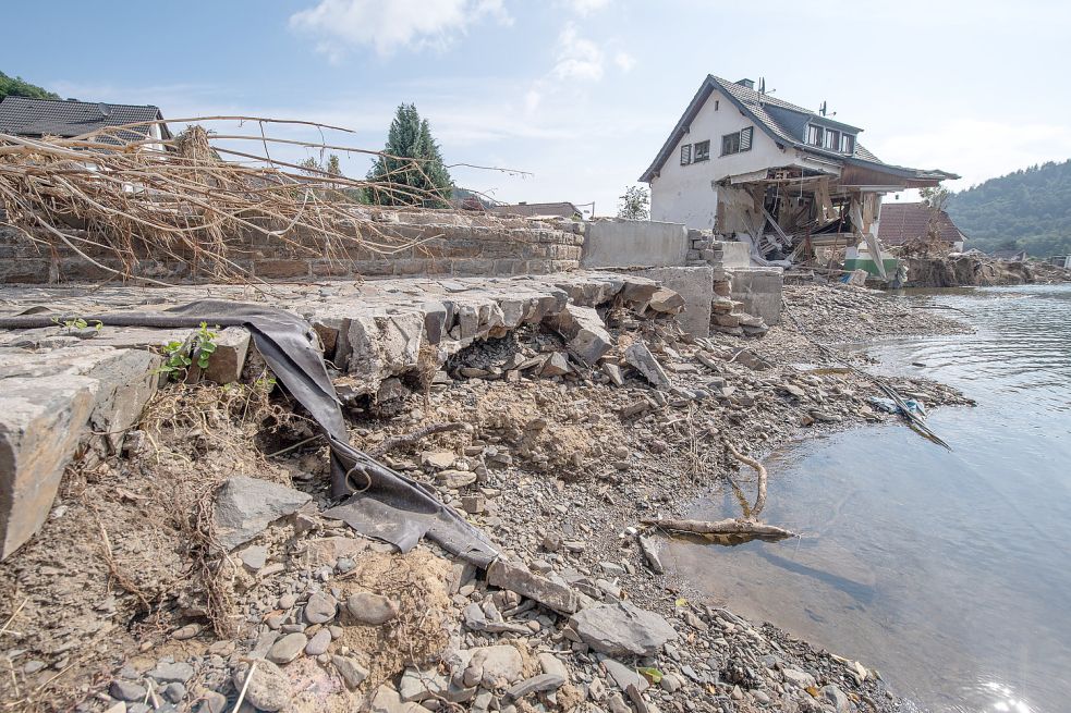 Hochwasserschäden an der Ahr in Rheinland-Pfalz. Die Grünen schlagen einen milliardenschweren Klimavorsorge-Fonds vor. Foto: Roessler/dpa