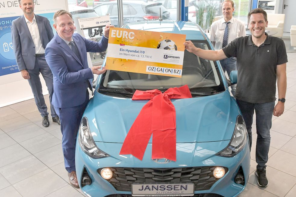 Wilko Stoll (rechts) aus Moormerland erhielt den Hauptgewinn. Übergeben bekam er den Hyundai i10 von Verlagsvertreter Stephan Schmidt (von links), Torsten Schulze und Bernd Sohnemann (beide Autohaus Janssen). Foto: Ortgies