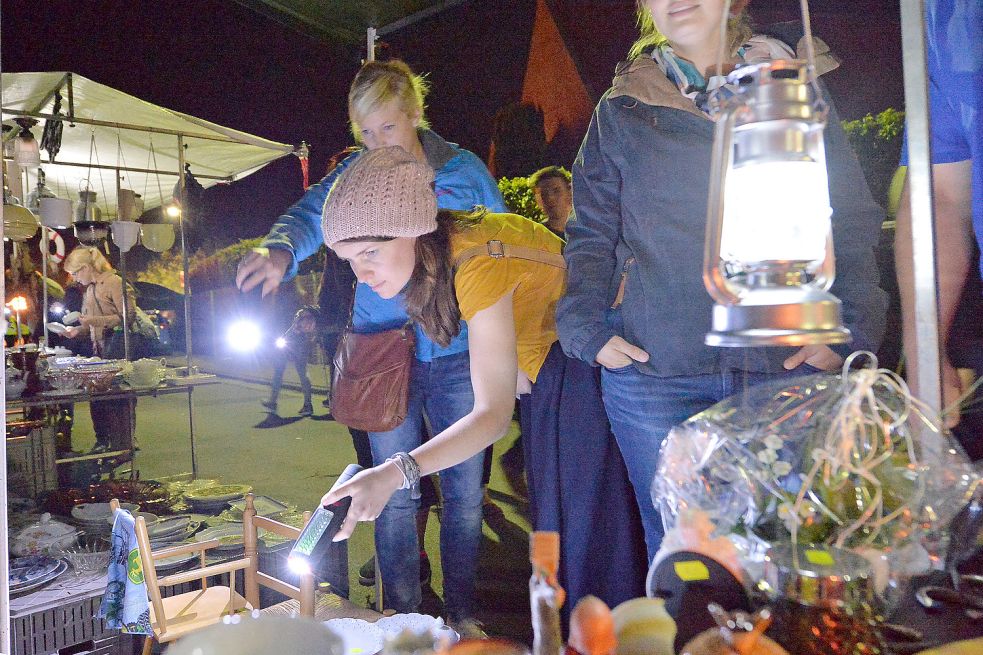 Auf Schnäppchenjagd mit Taschenlampe: Darauf müssen die Liebhaber des Nachtflohmarktes in Simonswolde auch in diesem Jahr verzichten. Foto: Archiv/Ortgies