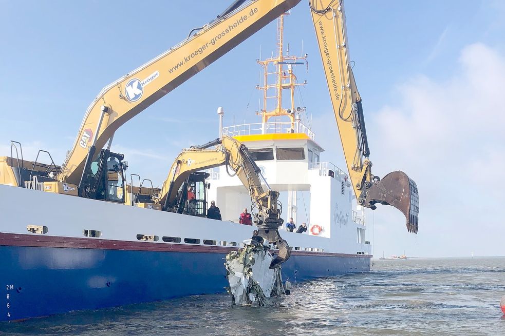 Am Mittwoch war der zweite Teil der verunglückten Cessna 208 Caravan aus der Nordsee geborgen worden. Foto: Privat