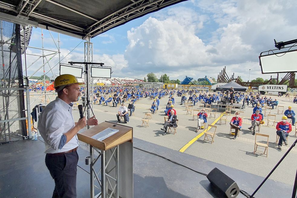 Betriebsratschef Nico Bloem erklärte auf der Betriebsversammlung die Abstimmungsergebnisse. Foto: Wessels/Meyer-Werft