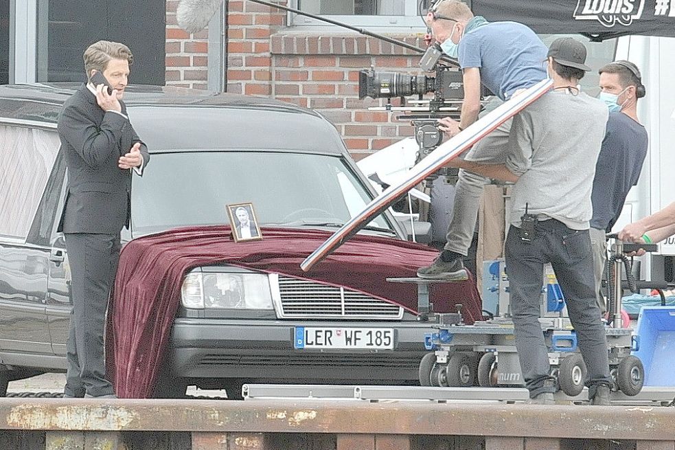 Bei der Arbeit: Holger Stockhausen (links) als Wolfgang Habedank dreht am Leeraner Hafen. Bild: Wolters