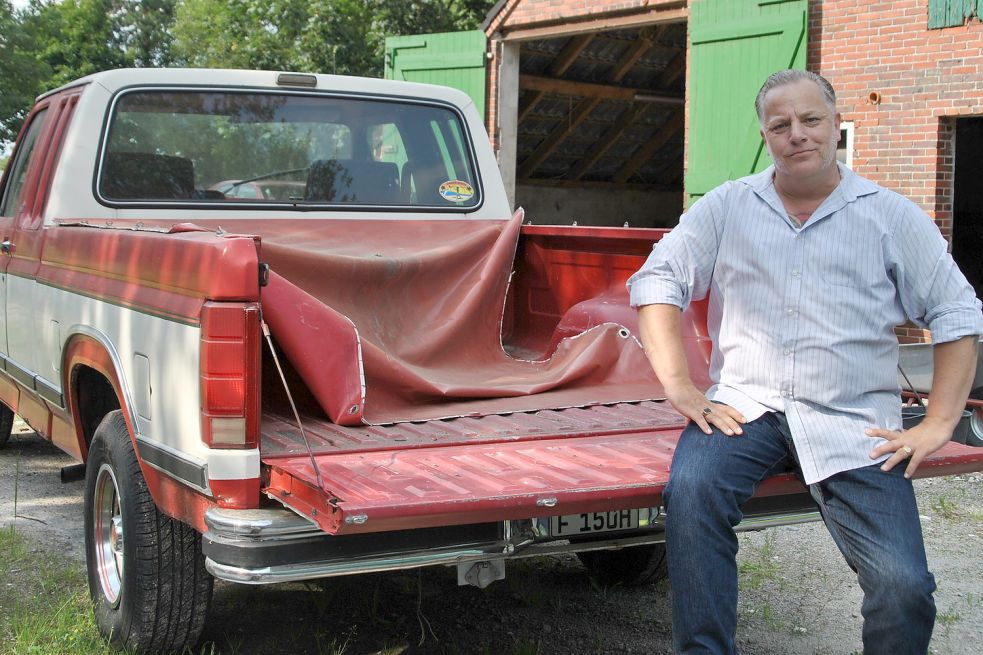 Bürgermeister-Kandidat Karsten Peters mit seinem Wahlkampfmobil, einem Ford F 150. Foto: Schönig