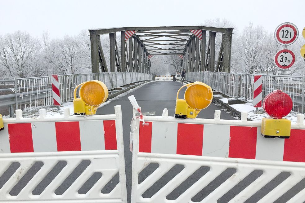 Die Brücke wurde zunächst gesperrt. Mittlerweile kann sie wieder passiert werden. Bilder: Hellmers