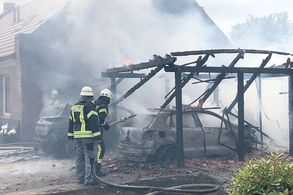 Da gab es nichts mehr zu retten: Übrig blieben verkohlte Balken und zwei ausgebrannte Autos. Foto: Radtke