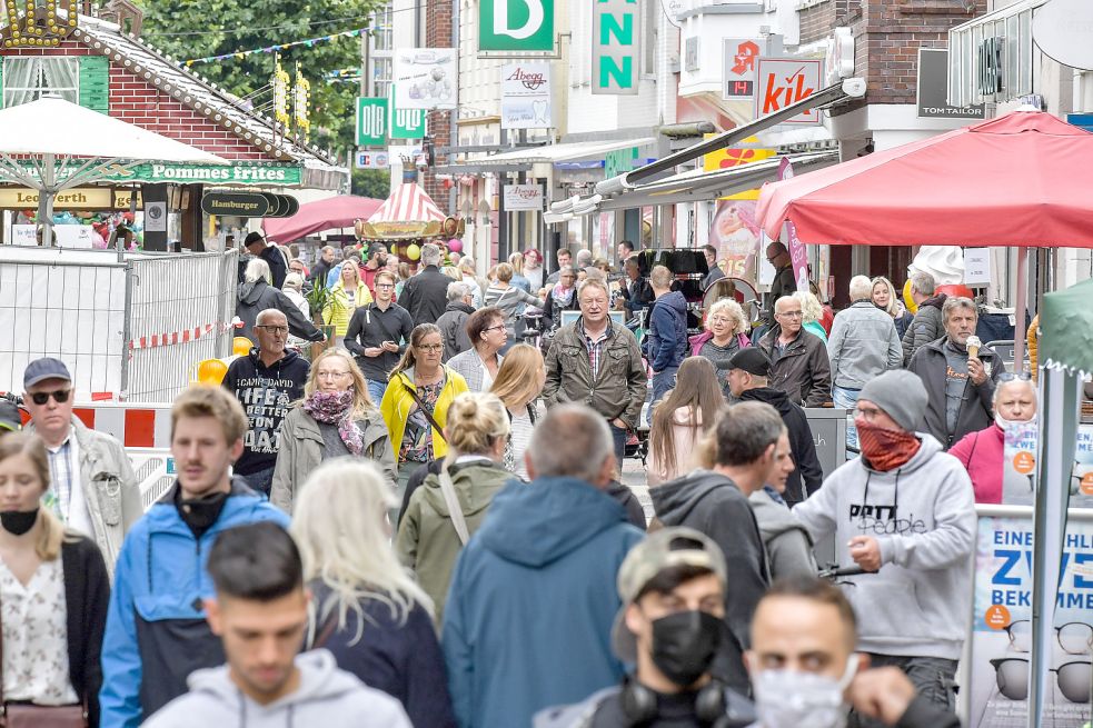 Trotz der Pandemie war im vergangenen Jahr die Auricher Innenstadt zum verkaufsoffenen Sonntag am Familientag voll. Foto: Archiv/Ortgies