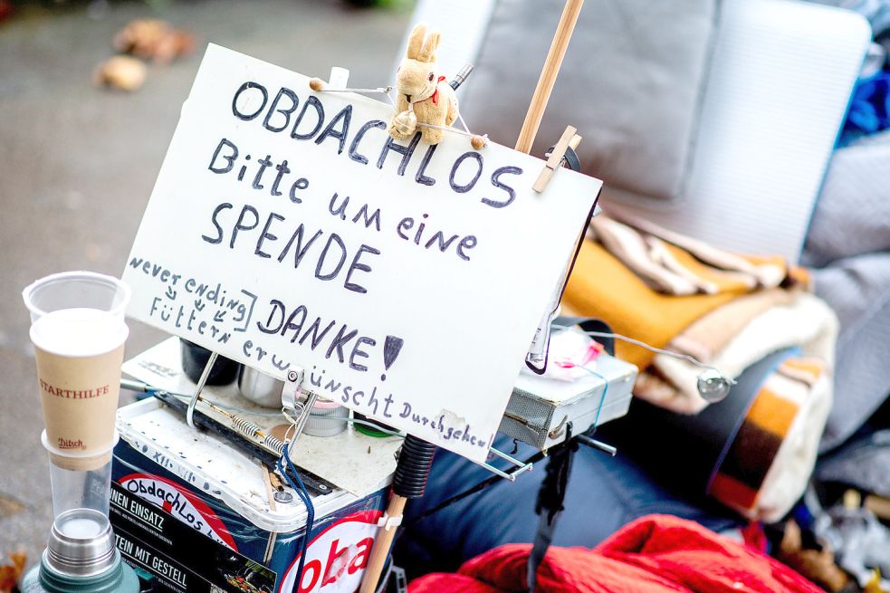 Viele Menschen ohne Obdach bitten um Geld, um etwa Essen oder eine Unterkunft zahlen zu können. Symbolfoto: Hauke-Christian Dittrich/dpa