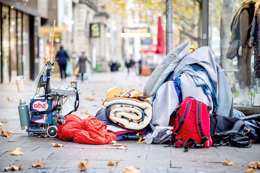Die Habseligkeiten eines Menschen ohne Obdach liegen in einer Fußgängerzone. Symbolfoto: Hauke-Christian Dittrich/DPA