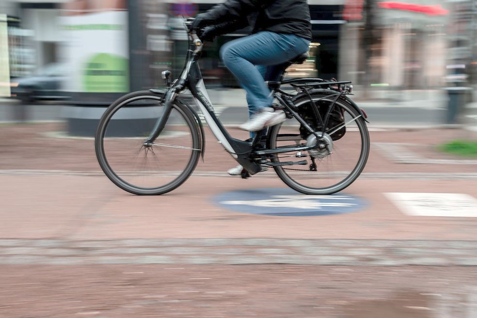 Radfahrer, die wie auf diesem Symbolbild auf Gehwegen unterwegs sind, sind vielerorts ein Ärgernis. Foto: Strauch/dpa