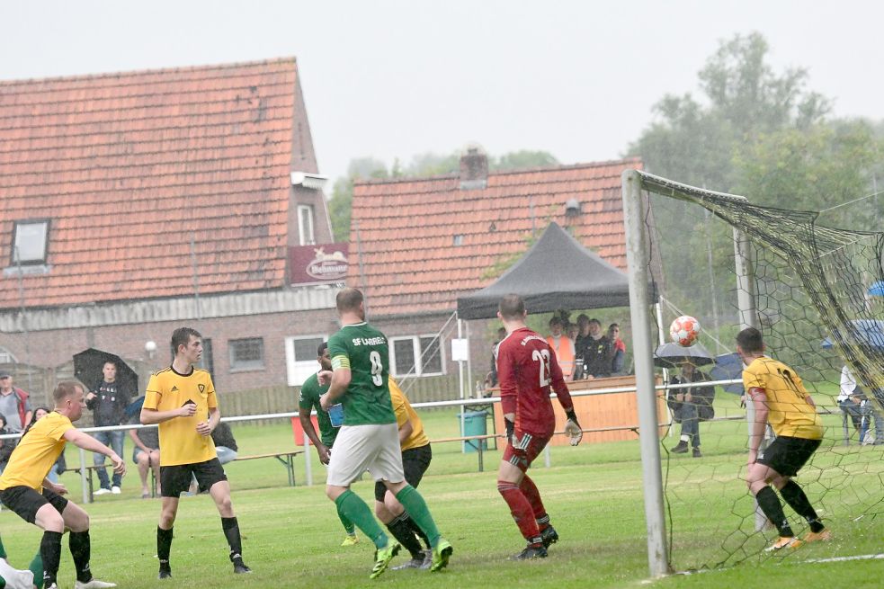 In dieser Szene landete der Ball zur Larrelter 1:0-Führung im Tor. SV-Keeper Jannik Heiten musste in der 38. Minute verletzt ausgewechselt werden. Foto: Damm