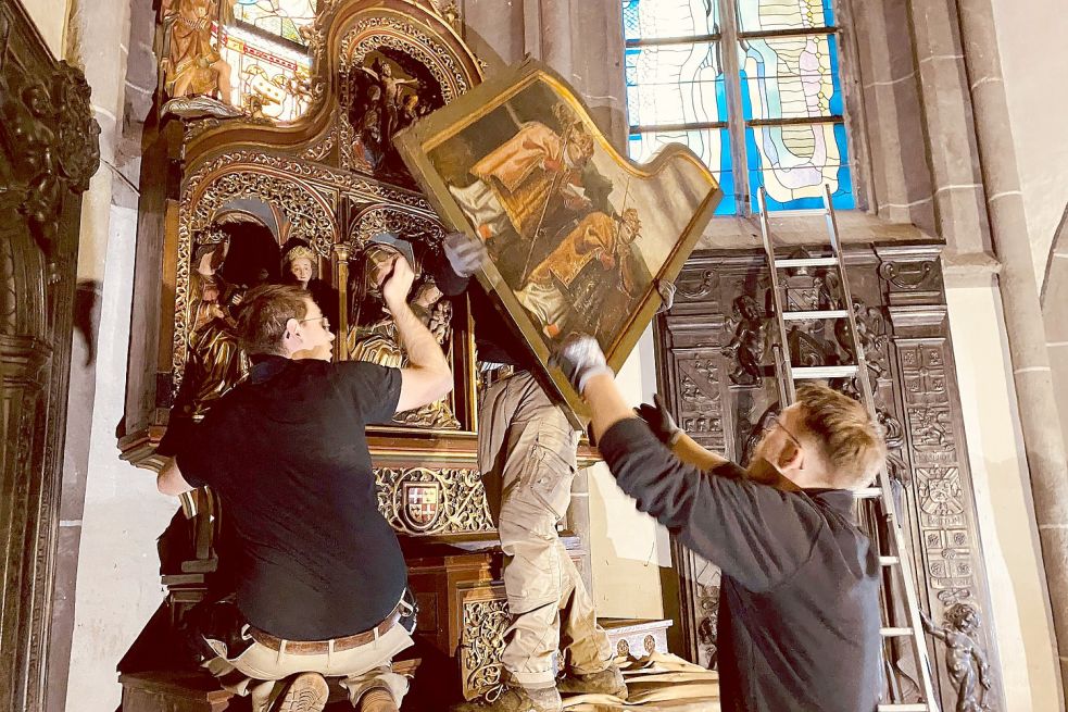 Mitarbeiter der Schreinerei Brammertz haben nach dem Hochwasser in der Propsteikirche in Kornelimünster Notfallhilfe geleistet. Mittlerweile sind sie vor allem in Privathäusern unterwegs. Foto: Schreinere Brammertz