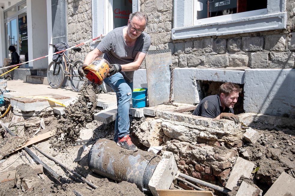 Aufräumen nach dem Hochwasser in Stolberg. Hier wurde die Infrastruktur stark beschädigt. Foto: Becker/DPA