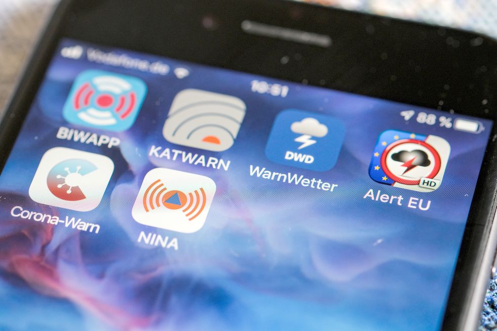 Verschiedene Warn-Apps – darunter die Notfall-App „KatWarn“, auf die auch ostfriesische Katastrophenschutz-Behörden setzen – sind auf auf einem Smartphone zu sehen. Foto: Kalaene/dpa