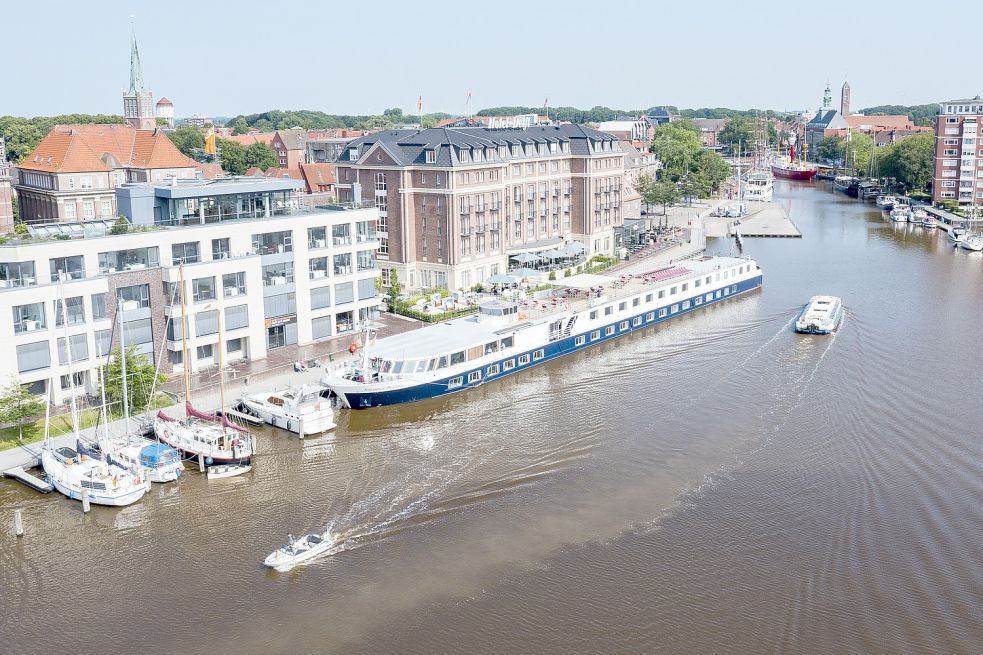 Sie wird künftig häufiger auf der Ems fahren: Das 80 Meter lange Flusskreuzfahrtschiff „Johannes Brahms“ der niederländischen Reederei Dutch Cruise Line im Alten Binnenhafen von Emden. Es verfügt über 80 Betten. Fotos: Tobias Bruns