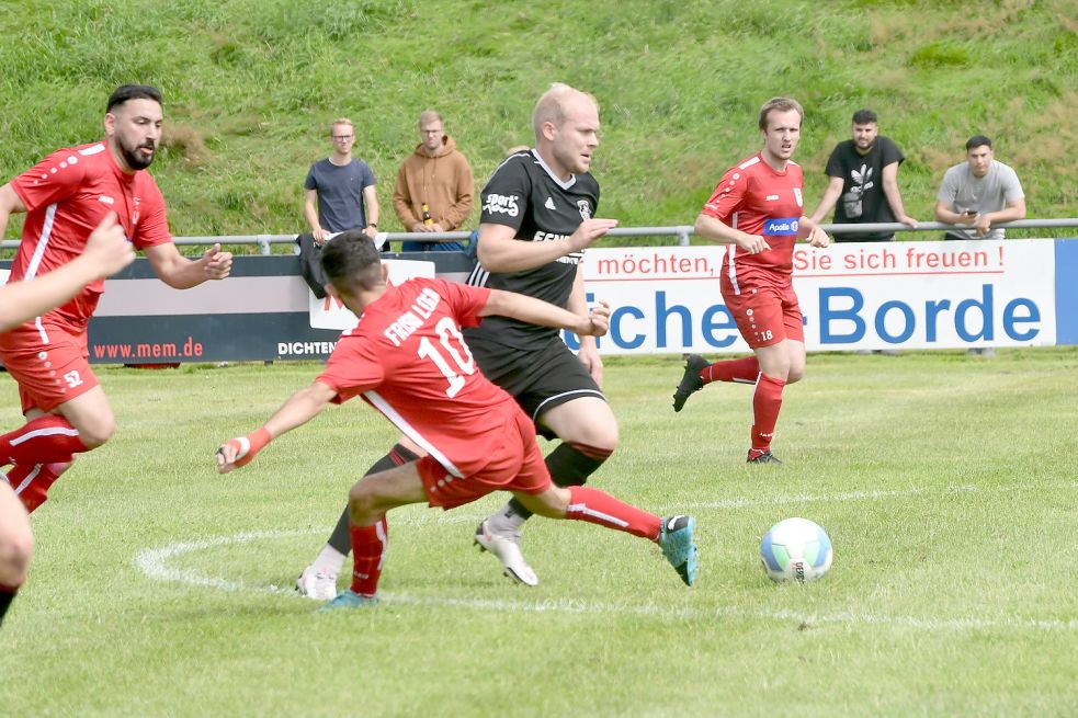 Westrhauderfehns Ole Eucken (schwarzes Trikot) hier im Zweikampf mit Daoud Jajan. Foto: Damm
