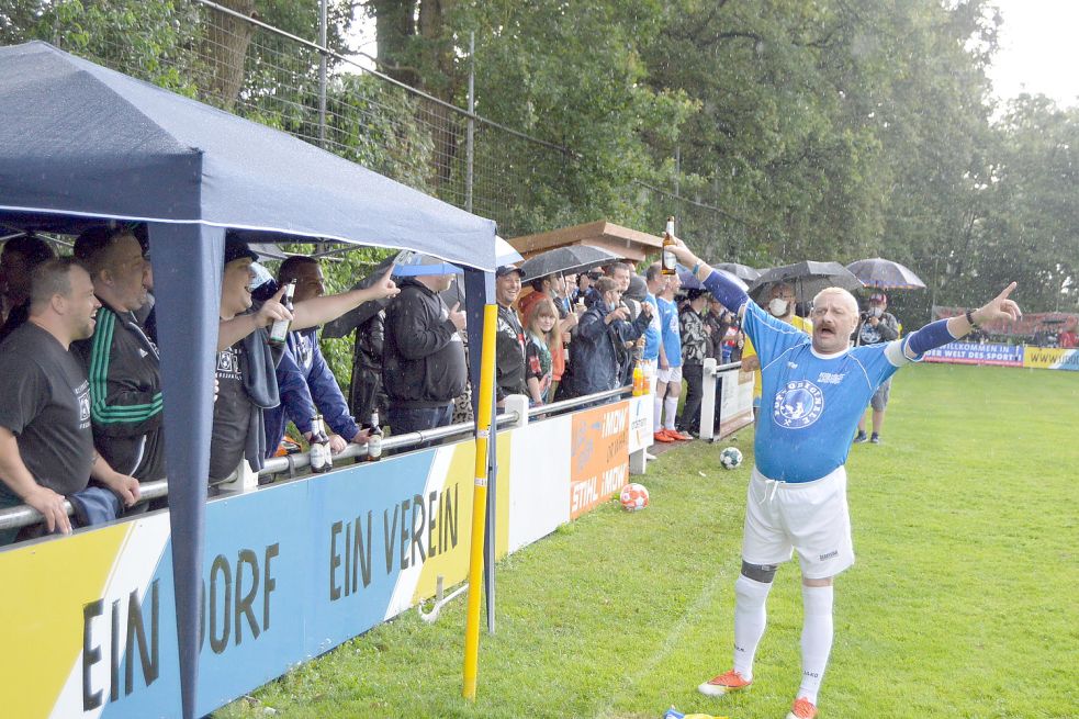 Mit einer Flasche Bier in der Hand wartet dieser Kicker – gefeiert von den Fans – auf seine Einwechslung. Fotos: Weers