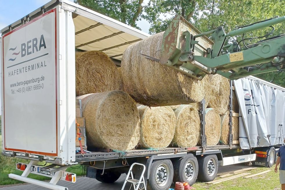 Über 1200 Rundballen Tierfutter sammelten die Landwirte von LsV für betroffene Kollegen im Flutgebiet Ahrweiler. Foto: privat