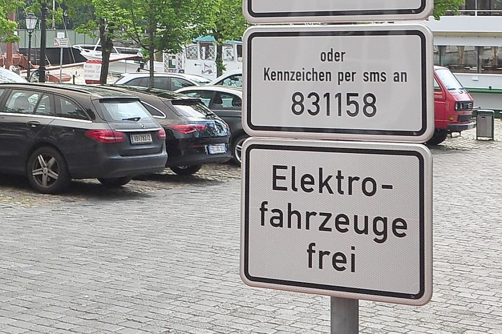 Elektrofahrzeuge frei: Solche Schilder wie hier Leer dürften bald auch auf öffentlichen Parkplätzen in Emden stehen. Foto: Wolters/Archiv
