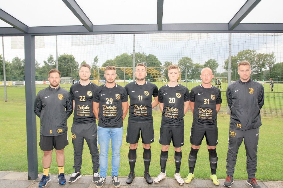 Athletiktrainer Olaf Strasburger (von links), Kevin Breyer, Eiko Folkers, Sven Berghaus, Nico Brüggemann, Tom Ihnen und Trainer Marco Frerichs freuen sich auf die neue Saison in der Fußball-Bezirksliga. Foto: Gerken