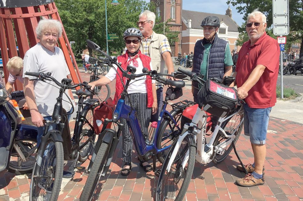 Franz Jaeger (links) ist Vorsitzender des ADFC-Ortsverbandes Rhauderfehn. Das Foto zeigt ihn mit einigen Mitgliedern beim Rathaus vor dem Start ihrer Radtour. Alle fahren E-Bikes. Foto: Schneider-Berents