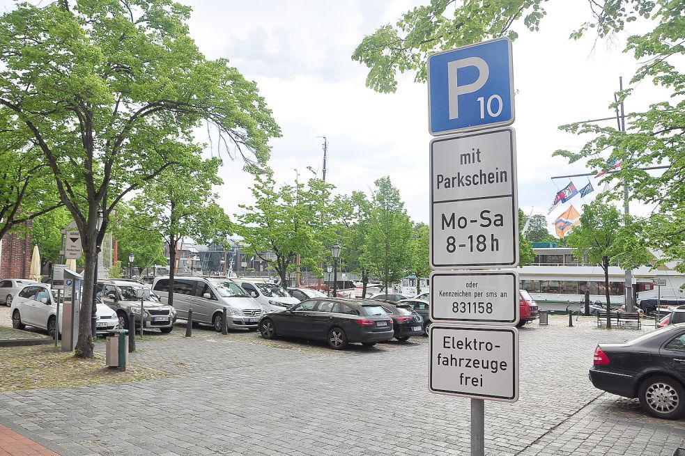 In Leer können Elektro-Fahrzeuge auf ausgewiesenen Flächen bereits kostenlos parken. Foto: Archiv