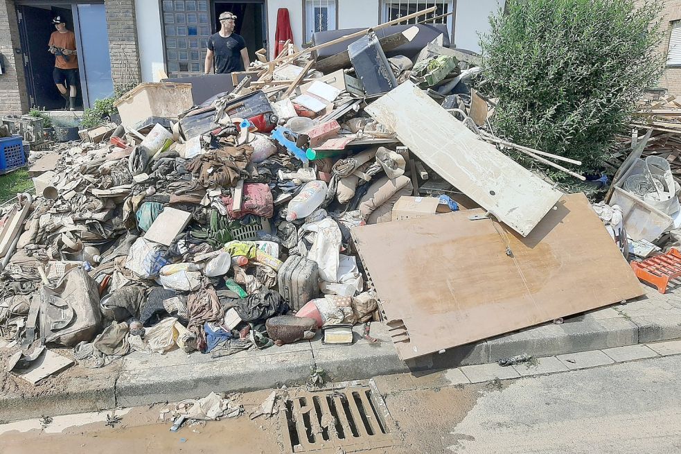 Hausrat, Kleidung, Möbel: alles unbrauchbar geworden durch die Wassermassen. Die Lage vor Ort, erzählen die Helfer aus Ostfriesland, ist ganz schlimm. Foto: privat