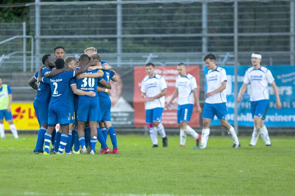 Während Kickers Emden (links) über das Tor zum 3:2 in der Verlängerung jubelte, machte sich bei den Esensern die Enttäuschung breit.