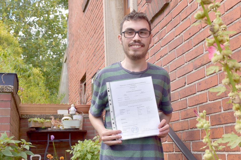 Tarek Meyer ist stolz: Er hat seinen erweiterten Realschulabschluss in der Tasche. Foto: Hanssen