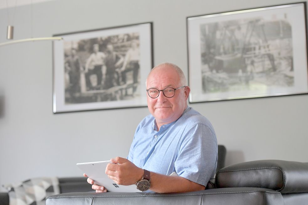 Zum Entspannen geht es für Hans-Peter Heikens aufs Sofa mit dem Tablet. Im Hintergrund ist das Bild seines Großvaters zu sehen. Auch er war Bürgermeister. Fotos: Ortgies