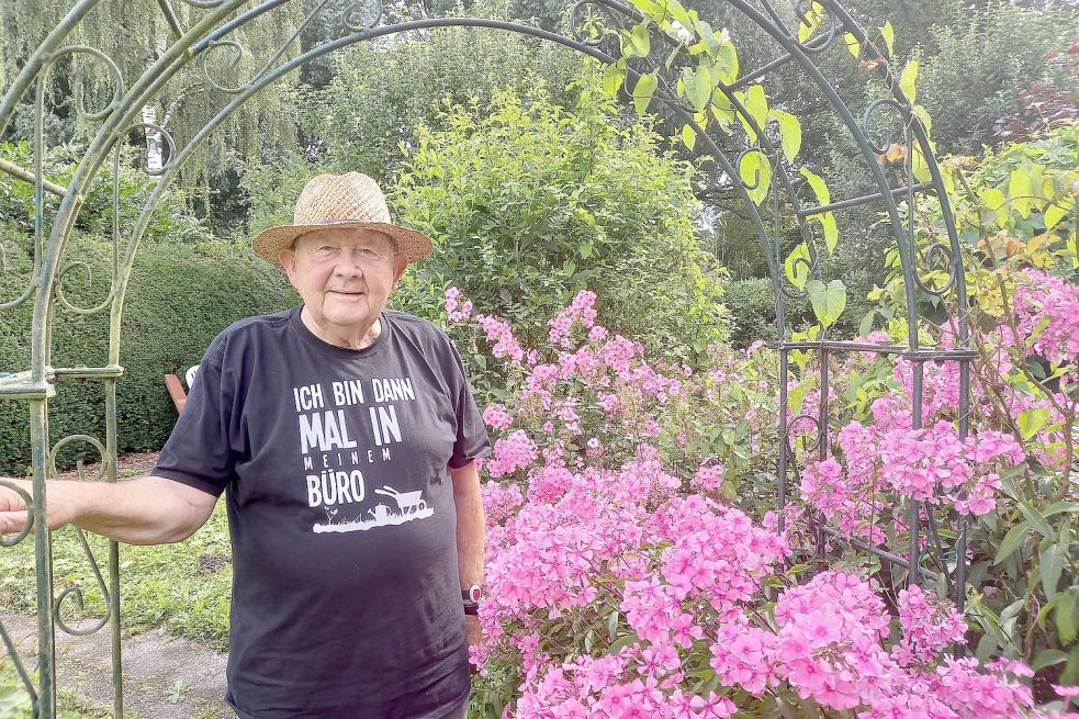 Johann-Hermann Tjardes arbeitet gerne in seinem Garten. Sein Fachwissen und Gespür in Sachen Sport ist aber auch noch immer gefragt. Foto: Vogt