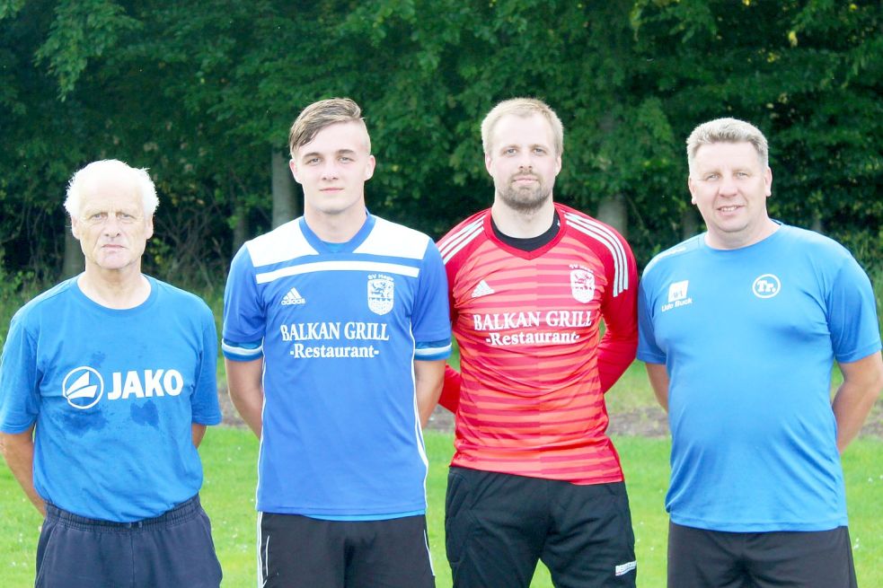 Zwei neue Gesichter: Trainer Mario Look (rechts) und Athletiktrainer Friedhelm de Vries mit Marten Prigge (eigene A-Jugend) und Torwart Henrik Berndt, der vom FC Norden zurückkehrt. Foto: Saathoff