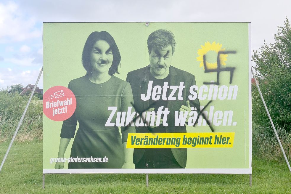 Ein Unbekannter lässt die Grünen auf beschmierten Wahlplakaten als Nazi-Partei dastehen. Auf diesem wurden den Spitzenkandidaten Annalena Baerbock und Robert Habeck Hitlerbärte gemalt. Fotos: Privat