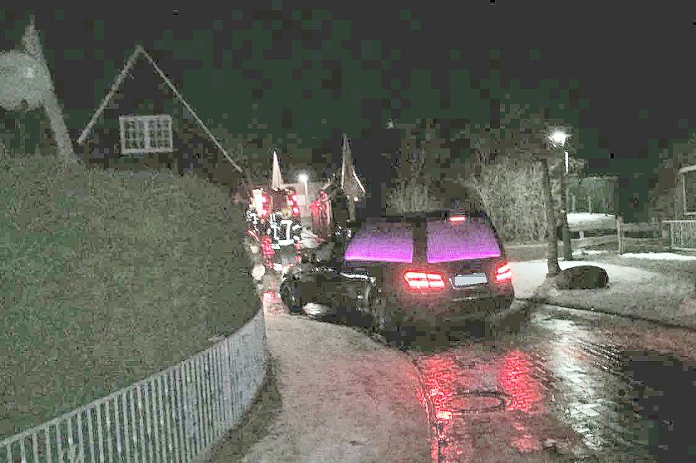 Am späteren Abend traf ein Leichenwagen am Brandort ein. Bilder: Hillebrand