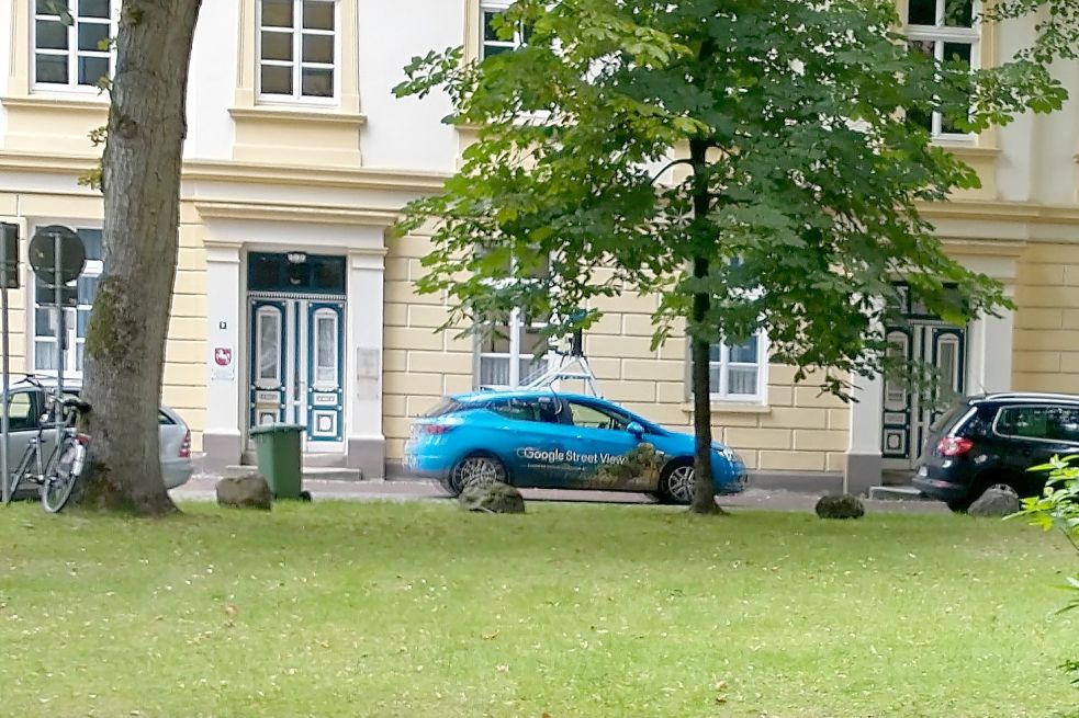 Am Dienstag rollte ein Fahrzeug von Google durch die Auricher Innenstadt. Foto: Rümmele