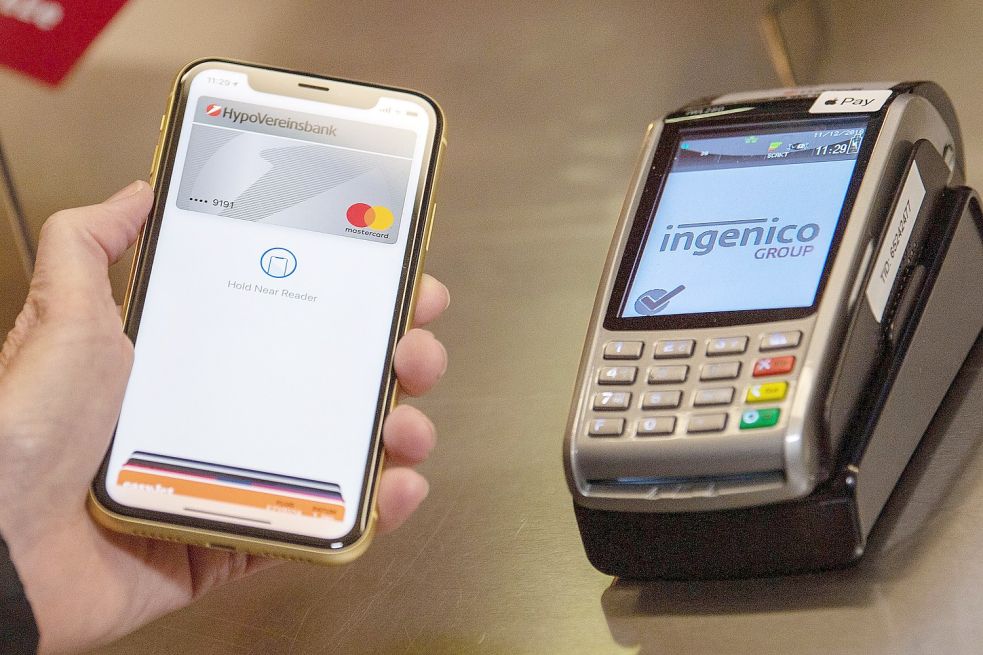 Ob per Giro- oder Kreditkarte, mit Smartphone oder Computeruhr – auch die Menschen in Deutschland zahlen immer öfter bargeldlos. Foto: Mirgeler/DPA
