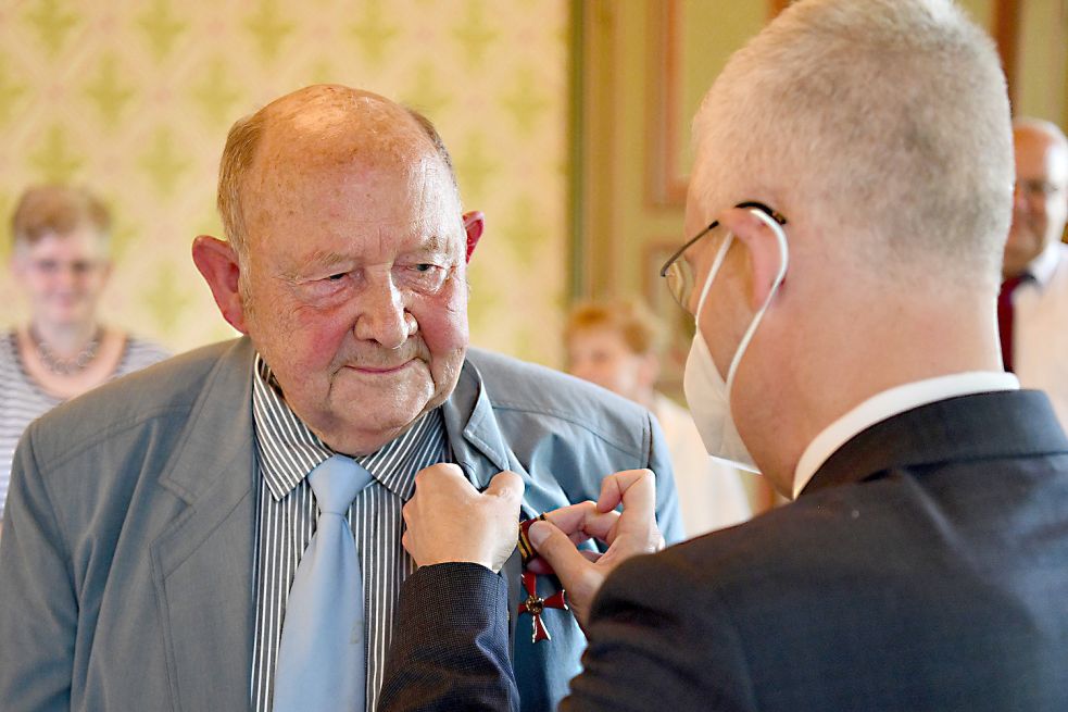 Johann-Hermann Tjardes bekam am Donnerstag das Bundesverdienstkreuz verliehen. Landrat Matthias Groote übernahm die Verleihung. Foto: Stromann