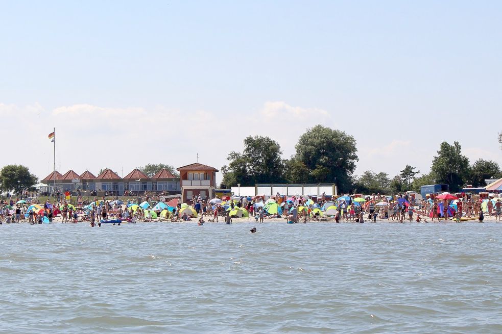 Im Hochsommer drängeln sich die Gäste am Nordseestrand, hier in Schillig. Bild: Oltmanns/Archiv