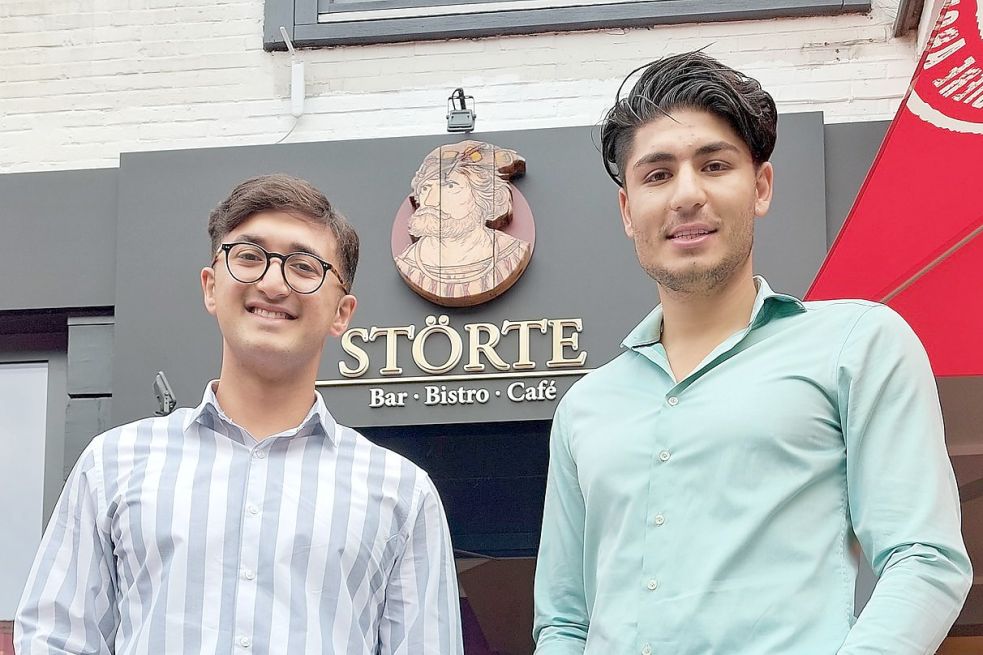 Tolga Öztürk (rechts) und Halil Kalmaz betreiben seit knapp einem Jahr das "Störte" in Emden. Foto: Hanssen