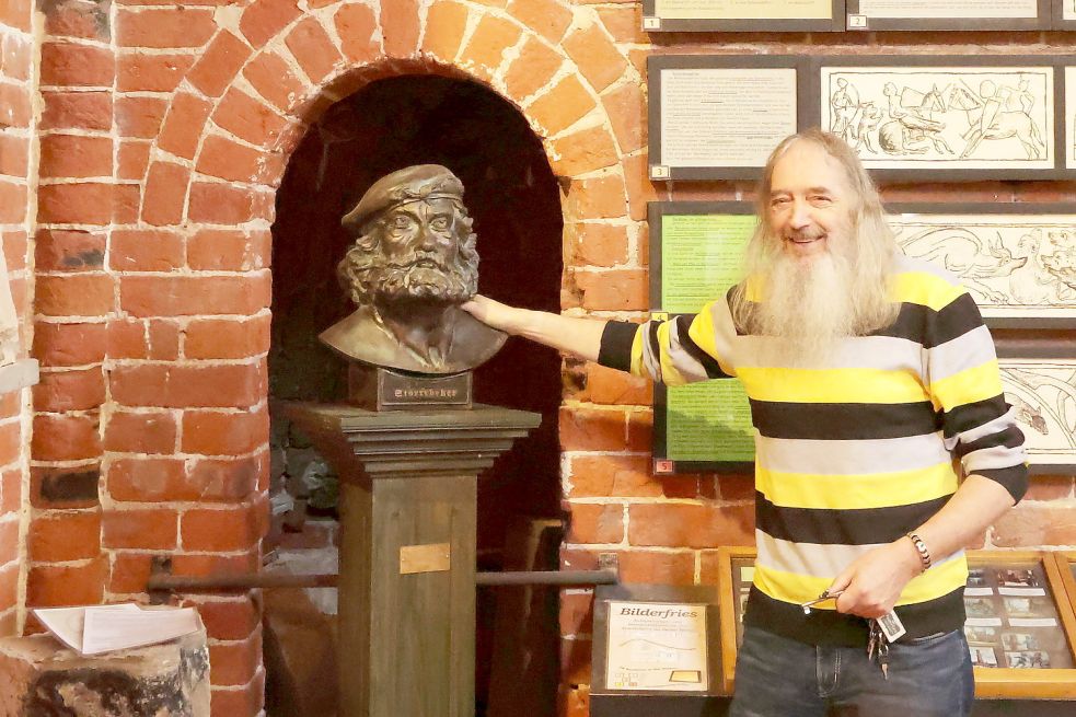 Turmwart Alfred Janssen kennt sich mit der Geschichte rund um Klaus Störtebeker aus. Er steht im Turmmuseum in Marienhafe Frage und Antwort. Foto: B. Kiefer