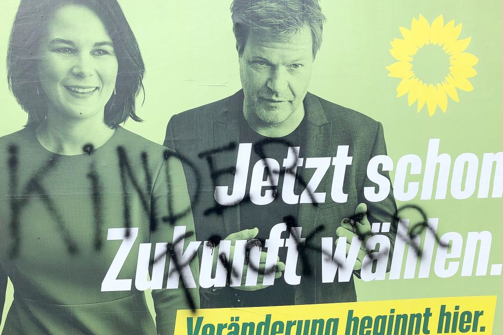 Kindesmissbrauch sagt ein unbekannter Schmierfink den Grünen auf ihren Bundestags-Wahlwerbebannern (wie hier an der Rhauderwieke in Rhauderfehn) nach. Foto: Radtke
