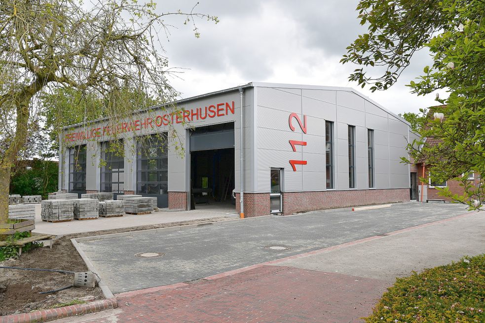 DieABC-Halle in Osterhusen soll Ende September offiziell an die Feuerwehr übergeben werden. Die Bauarbeiten, hier ein Foto aus dem Juni, sind soweit abgeschlossen. Foto: Wagenaar