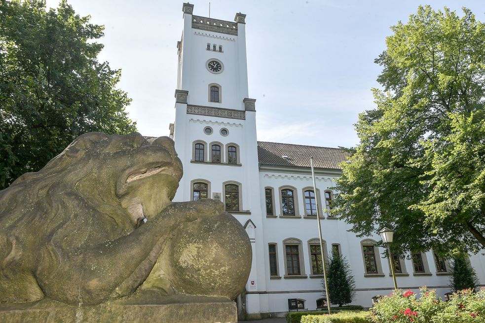 Das Auricher Schloss steht an der Straße am Schlossplatz. Foto: Ortgies
