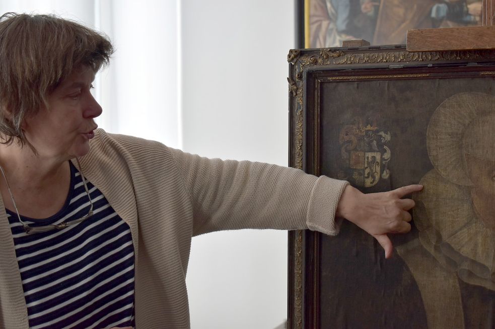 Die Restauratorin Sybille Kreft steht jetzt vor einer Mammutaufgabe: Sie will das Gemälde aus dem 16. Jahrhundert auffrischen. Foto: Hanssen