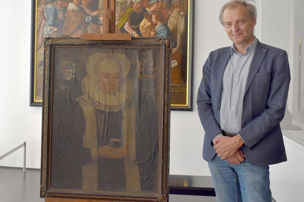 Dr. Redmer Alma hat das Porträt bei Ebay entdeckt und gleich erkannt, dass es historischen Wert hat. Foto: Hanssen