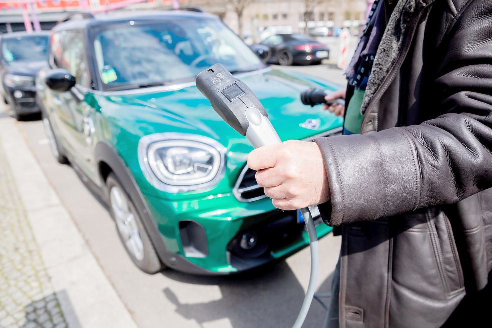 Seit Kurzem sollen andere Verkehrsteilnehmer Hybrid- und E-Fahrzeuge nicht mehr so leicht überhören können. Foto: Christoph Soeder/dpa