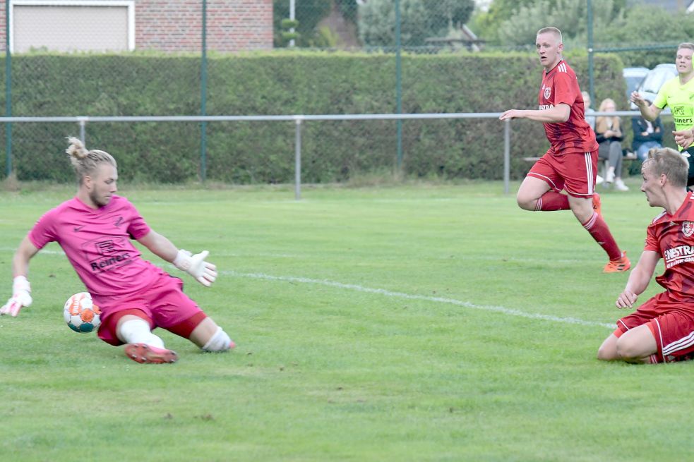 TuRas Frank Waden (hinten rechts, vorne rechts Sönke Weßling) trifft hier zum 3:0. Firrels Torwart Nikolai Schöneich hatte keine Chance. Fotos: Damm