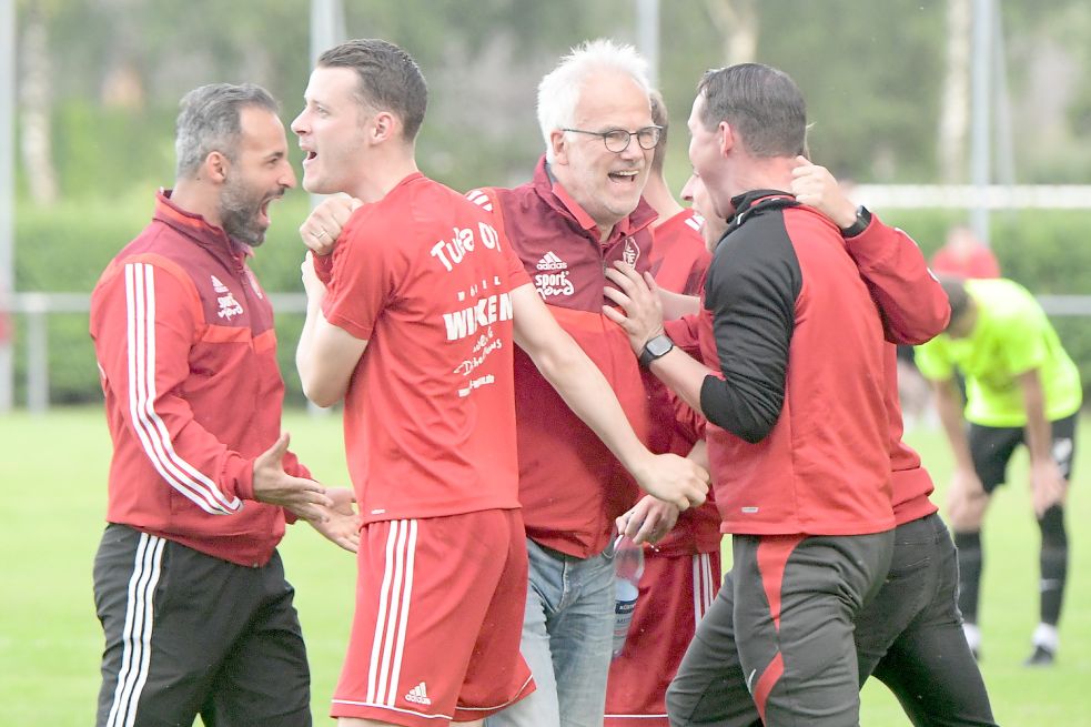 Der Jubel bei TuRa (links Erhan Colak und Kevin Lüpkes) war nach Abpfiff groß.