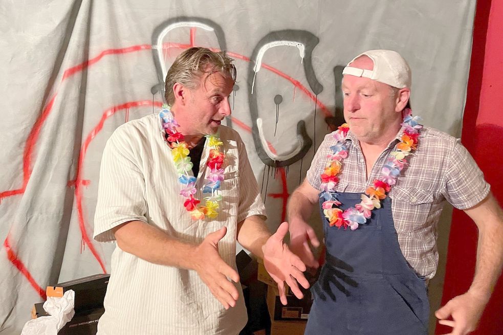 Holger Schlüsselburg und Nanno Betten spielen zwei kriminelle Brüder, die sich ihren Traum von Hawaii verwirklichen wollen. Foto: Nording